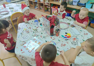 Rybki kolorują bombki