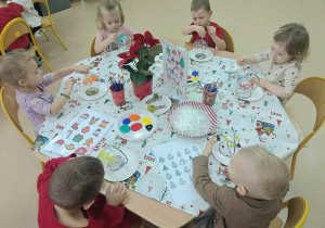 Rybki kolorują bombki