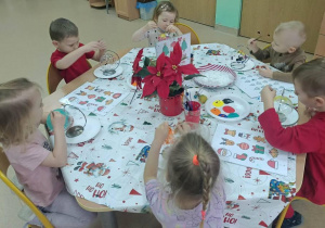 Rybki kolorują bombki