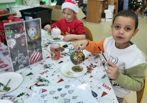 Motylki ozdabiają bombki