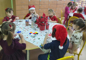 Motylki ozdabiają bombki