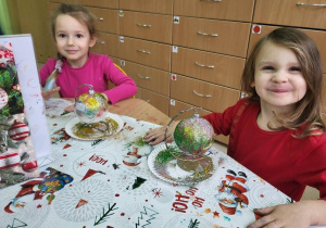 Dziewczynki kolorują bombki