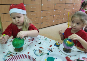 Dziewczynki kolorują bombki