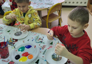 Chłopcy dekorują bombki