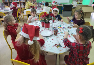 Motylki podczas dekorowania bombek