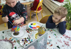 Chłopcy dekorują bombki