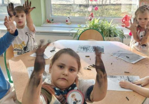 Dzieci rysują węglem