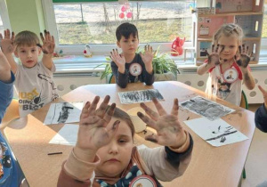 Żabki rysują węglem