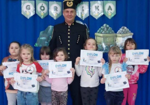 Pamiątkowe zdjęcie dziewczynek z Górnikiem