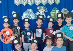 Chłopcy prezentują czako