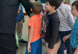 Dzieci oglądają czako