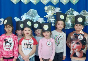 Dziewczynki prezentują czako