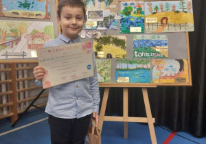 Chłopiec z dyplomem i nagrodą
