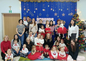 Pamiątkowe zdjęcie grupy Rybki wraz z rodzicami.