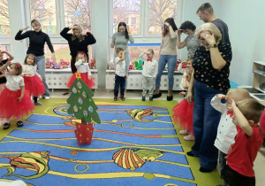 Dzieci tańczą razem z rodzicami.