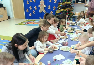 Dzieci dekorują pierniczki.