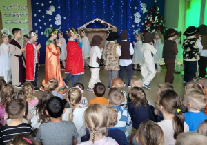Dzieci rozpoczynają przedstawienie Jasełkowe śpiewając pastorałkę Prosto z nieba.