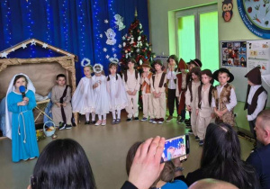 Maryja śpiewa kołysankę Kolędowy czas.