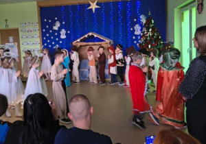 Dzieci rozpoczynają przedstawienie Jasełkowe śpiewając pastorałkę Prosto z nieba.