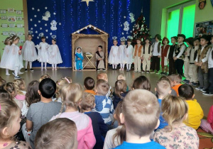 Dzieci wprowadzają gości w świąteczny nastrój.