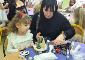 Dzieci prezentują wykonane ozdoby świąteczne.