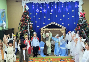 Przedszkolaki śpiewają i interpretują ruchem pastorałkę.