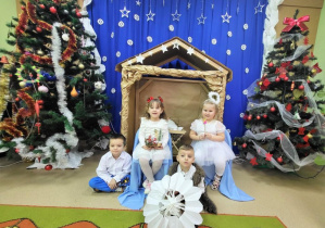 Dzieci prezentują wykonane ozdoby świąteczne.