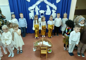 Dzieci recytują swoje wiersze.