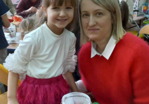 Dziewczynka razem z mamą prezentuje wykonany lampion.