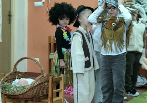 Chłopiec składa dary Jezusowi.