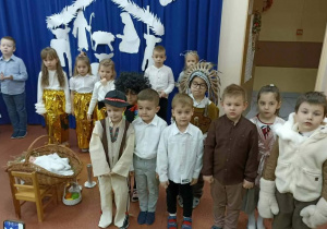 Dzieci recytują swoje wiersze.