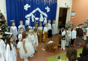 Dzieci recytują swoje wiersze.