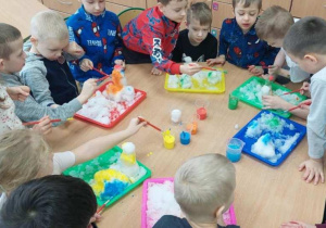 Żabki barwią śnieg