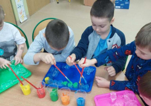 Dzieci barwią kostki lodu