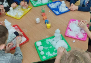 Dzieci bawią się śniegiem