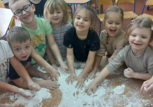 Dzieci przygotowują sztuczny śnieg