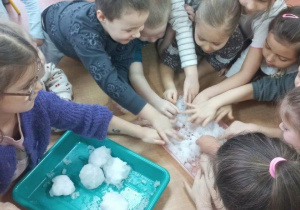 Dzieci badają właściwości śniegu