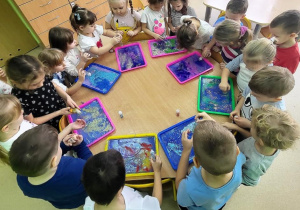 Dzieci rysują na lodzie