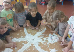 Praca twórcza Wiewiórek ze sztucznego śniegu