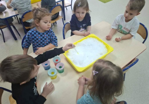 Rybki barwią śnieg