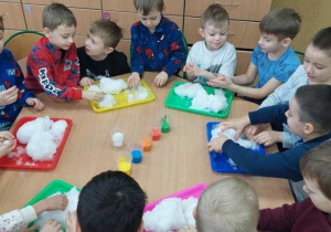 Żabki bawią się śniegiem