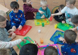 Przedszkolaki barwią kostki lodu