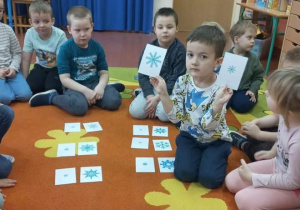 Chłopiec dopasował śnieżynki według kodu