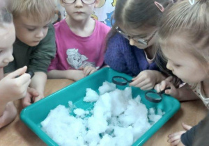 Dzieci badają właściwości śniegu