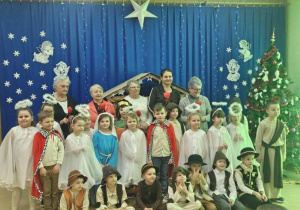 Pamiątkowe zdjęcie Żabek z Paniami z DDP