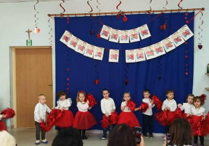 Taniec Rybek z pomponami