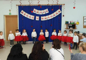 Rybki recytują wiersze i śpiewają piosenki