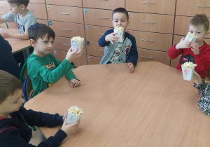 Żabki prezentują wykonane pudełeczka na popcorn