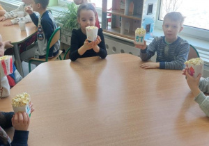 Żabki prezentują wykonane pudełeczka na popcorn