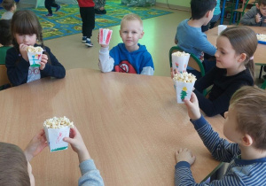 Żabki prezentują wykonane pudełeczka na popcorn